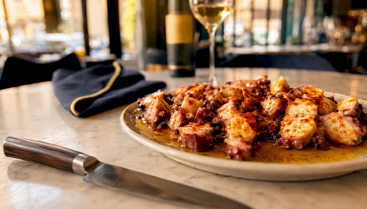 Pulpo a la gallega servido en un plato de madera, como manda la tradición