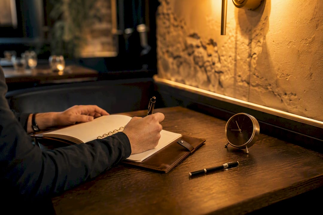 Manos escribiendo un email para reservar un grupo en un restaurante de lujo