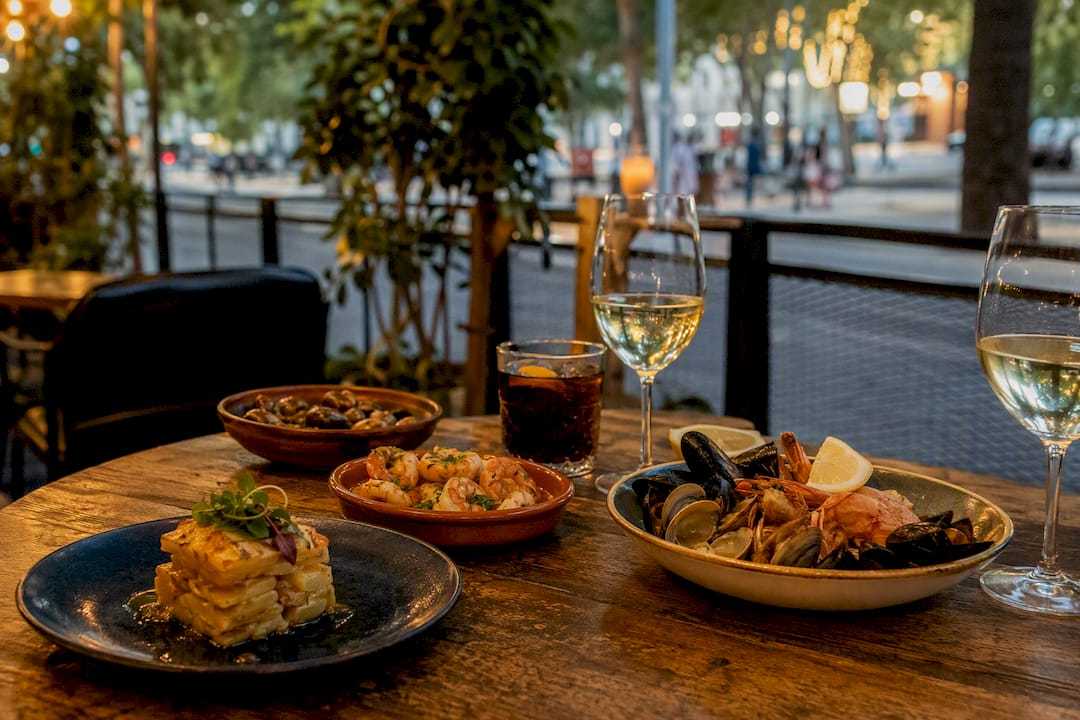 Mesa con platos de tapas en la Rambla del Poblenou