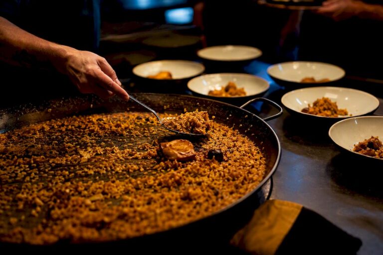 90 g por persona: paella para grupos, tabla y reservas en Alta Galicia