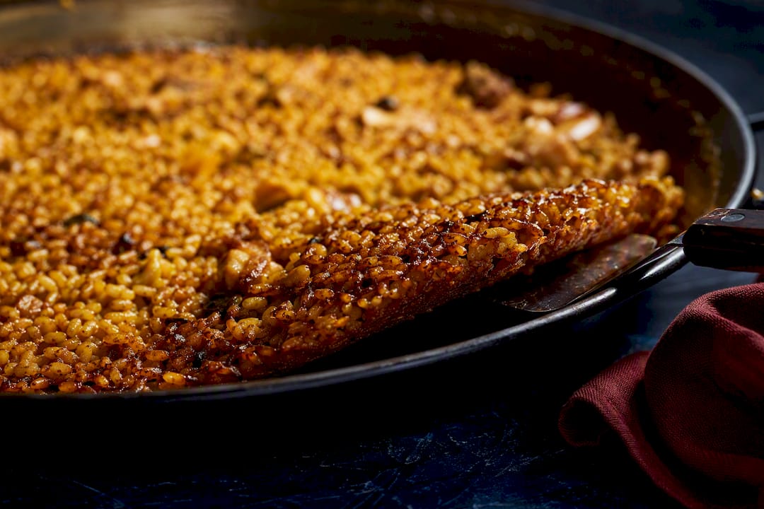 Capa dorada de socarrat en la paella