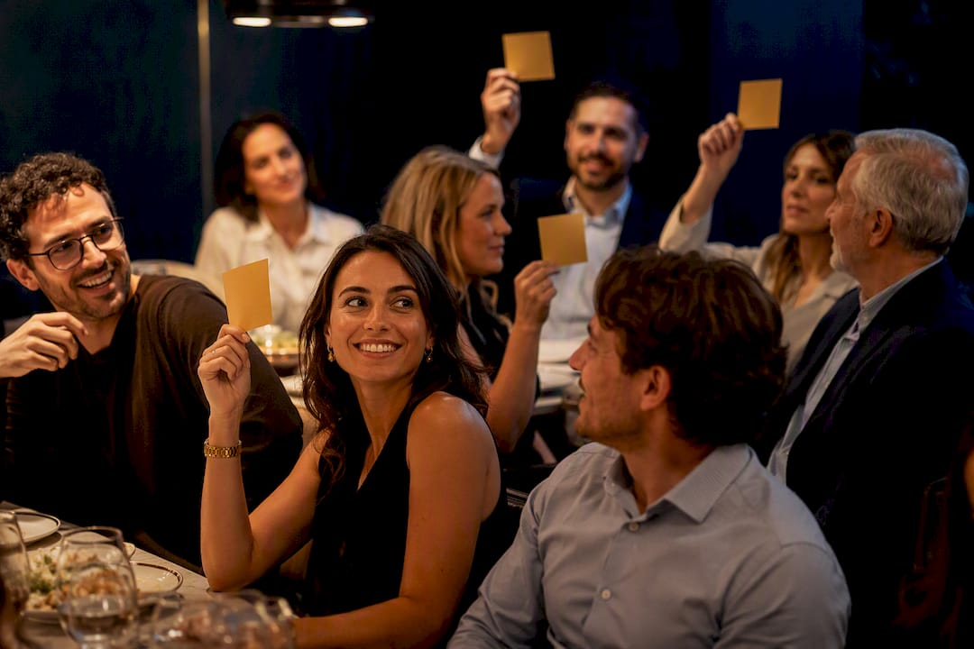 Grupo empresarial participando en una dinámica durante la cena
