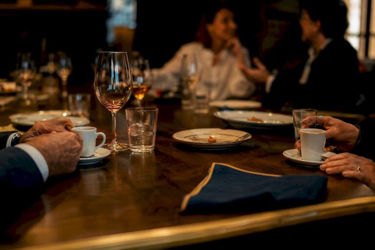 Qué es la sobremesa española y por qué se ha vuelto tan valiosa