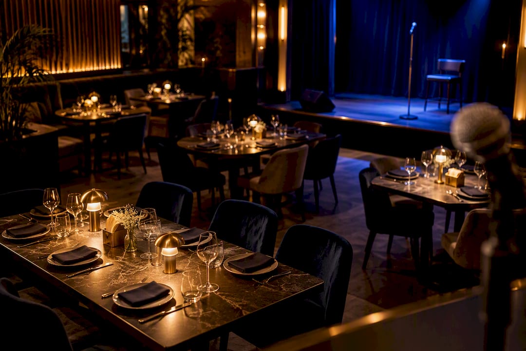 Sala de restaurante equipada para karaoke